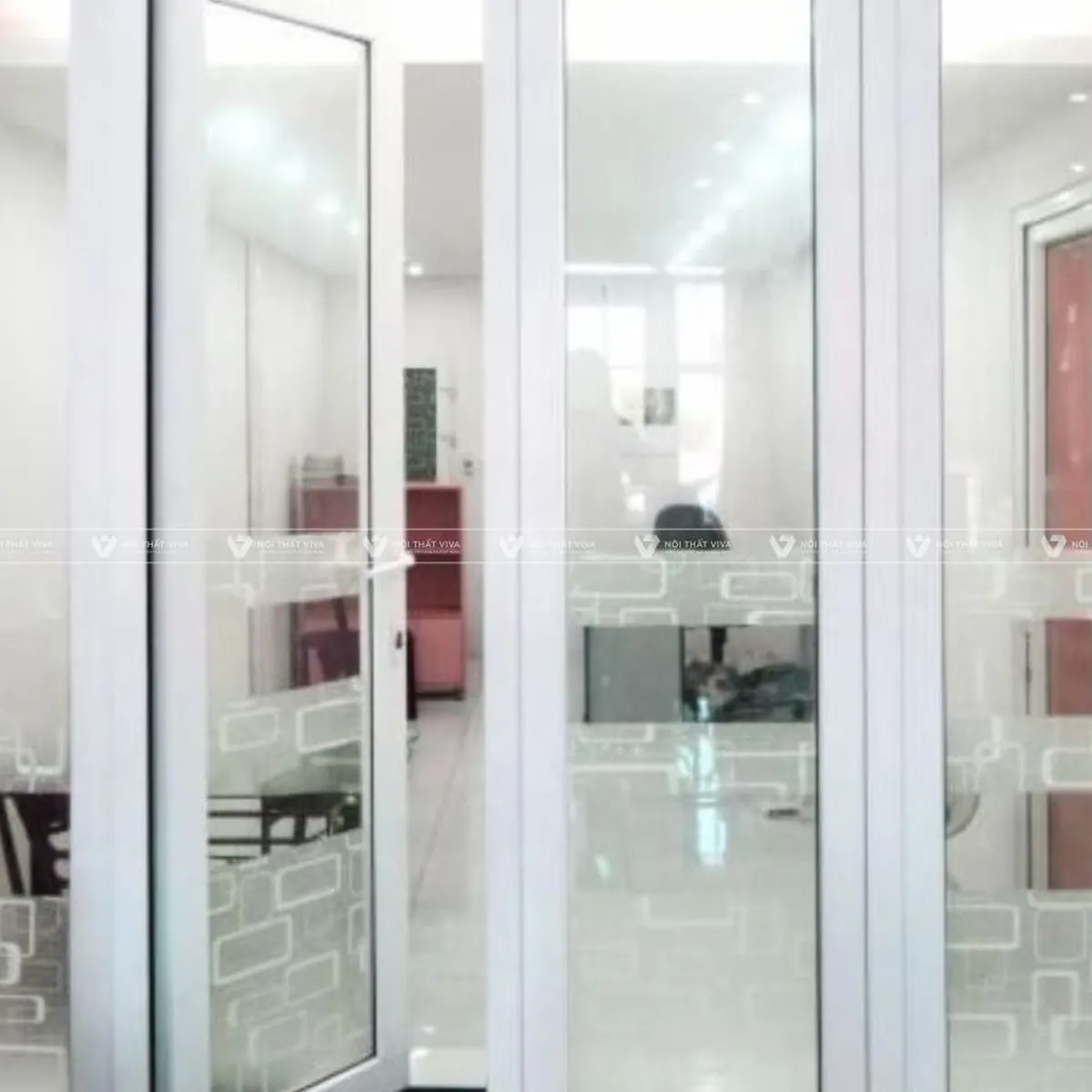 Cửa đi mở quay là gì? So sánh chi tiết với cửa đi mở lùa để chọn đúng  Cửa đi mở quay là gì? So sánh chi tiết với cửa đi mở lùa để chọn đúng