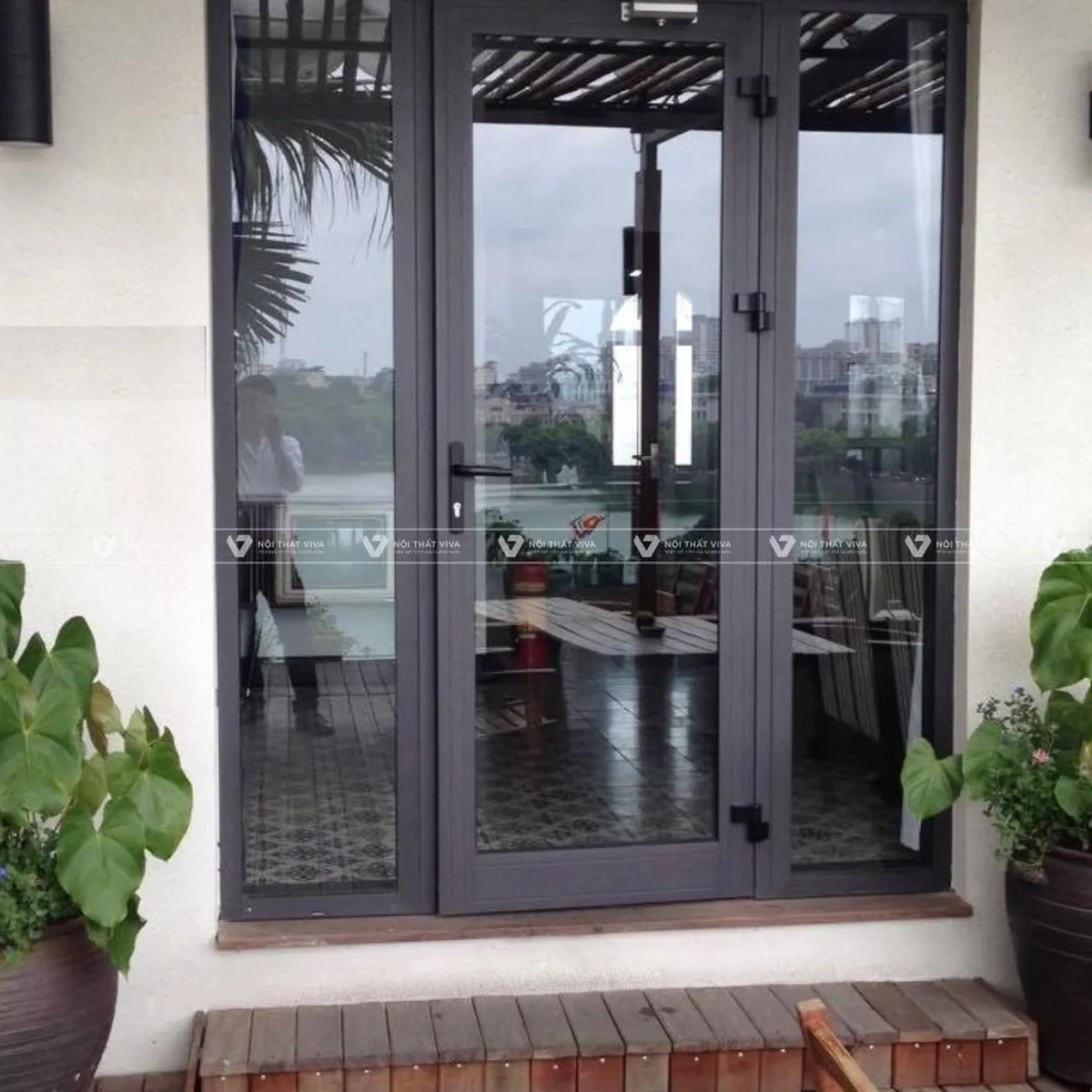 Cửa đi mở quay là gì? So sánh chi tiết với cửa đi mở lùa để chọn đúng  Cửa đi mở quay là gì? So sánh chi tiết với cửa đi mở lùa để chọn đúng