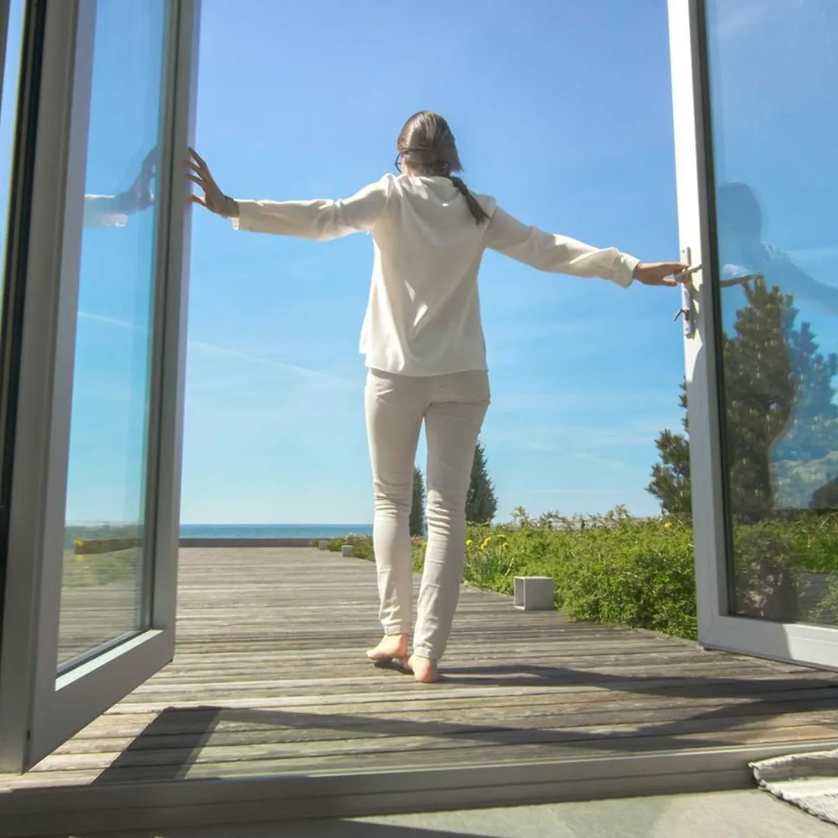 Cửa đi mở quay là gì? So sánh chi tiết với cửa đi mở lùa để chọn đúng  Cửa đi mở quay là gì? So sánh chi tiết với cửa đi mở lùa để chọn đúng