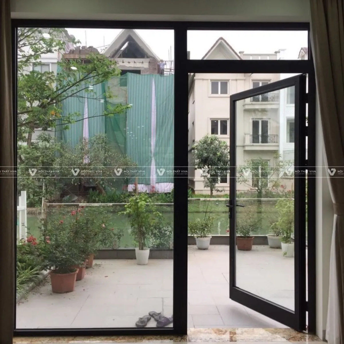 Cửa đi mở quay là gì? So sánh chi tiết với cửa đi mở lùa để chọn đúng  Cửa đi mở quay là gì? So sánh chi tiết với cửa đi mở lùa để chọn đúng