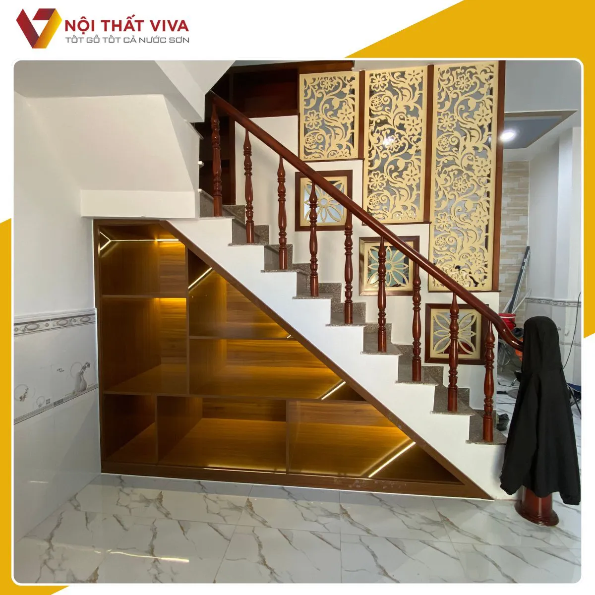 Giao Lắp Tủ Trang Trí Dưới Gầm Cầu Thang Gỗ Acrylic Sang Trọng Giao Lắp Tủ Trang Trí Dưới Gầm Cầu Thang Gỗ Acrylic Sang Trọng