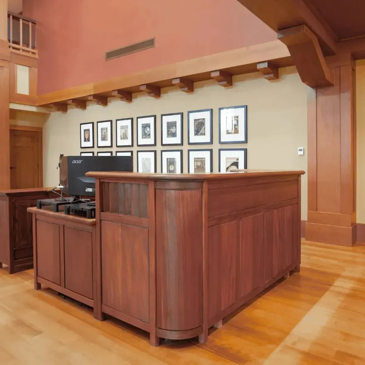 Gợi ý 10+ mẫu quầy lễ tân gỗ tự nhiên ấn tượng cho không gian đón khách Gợi ý 10+ mẫu quầy lễ tân gỗ tự nhiên ấn tượng cho không gian đón khách