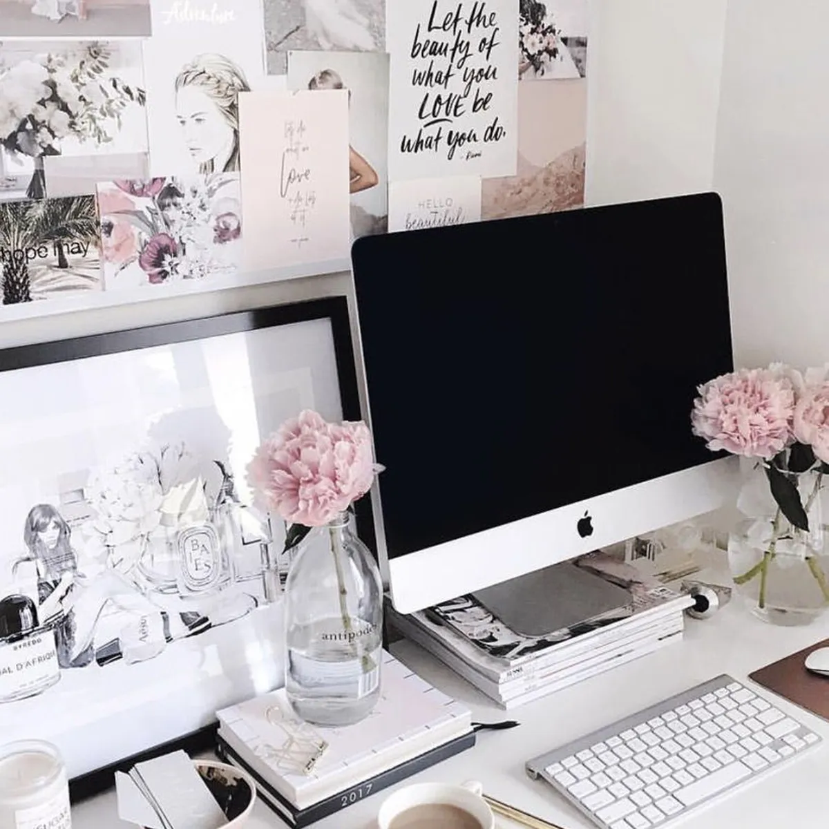 Cách trang trí bàn làm việc văn phòng đơn giản mà đẹp Cách trang trí bàn làm việc văn phòng đơn giản mà đẹp