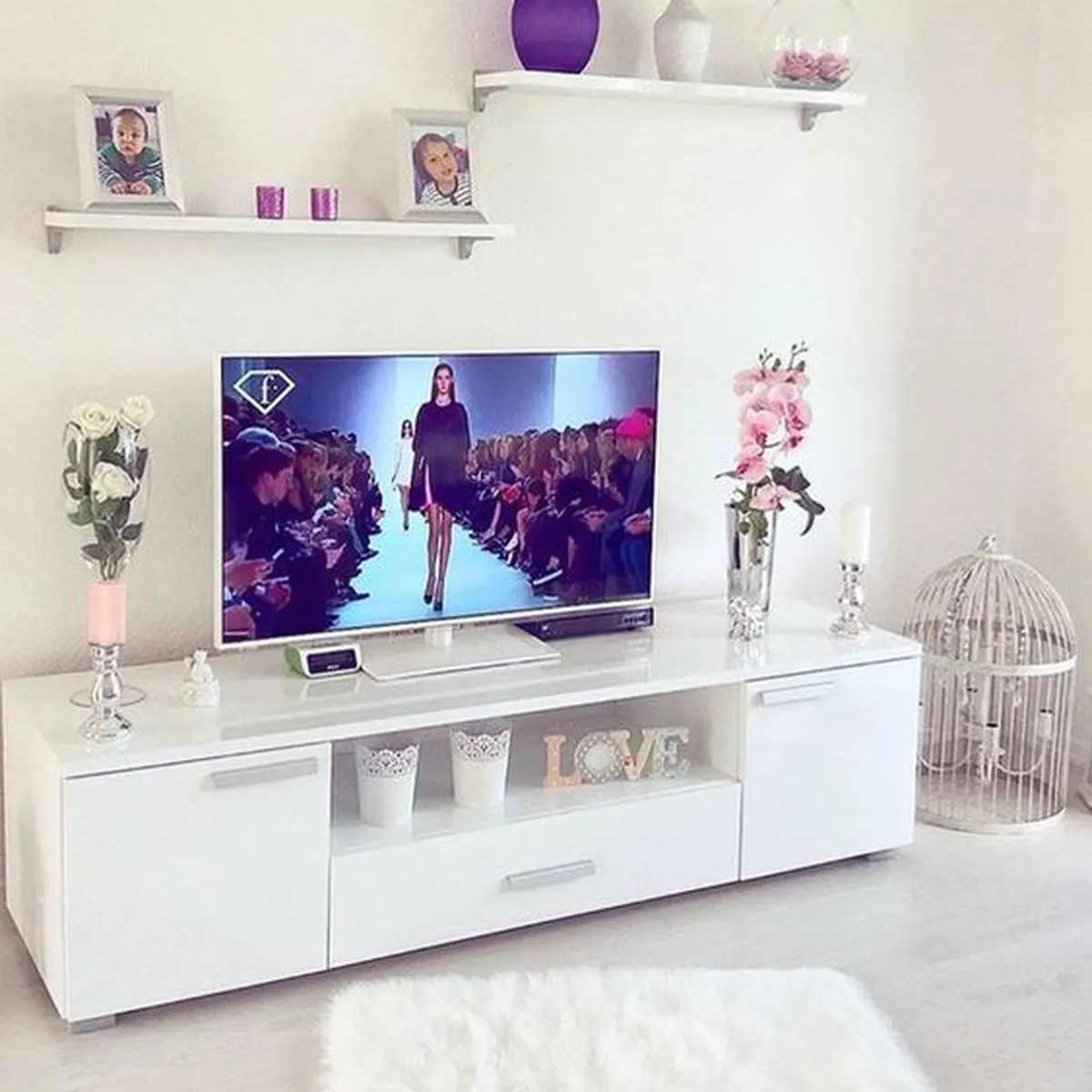 Gợi ý những cách trang trí kệ tivi trong phòng ngủ ấn tượng Gợi ý những cách trang trí kệ tivi trong phòng ngủ ấn tượng