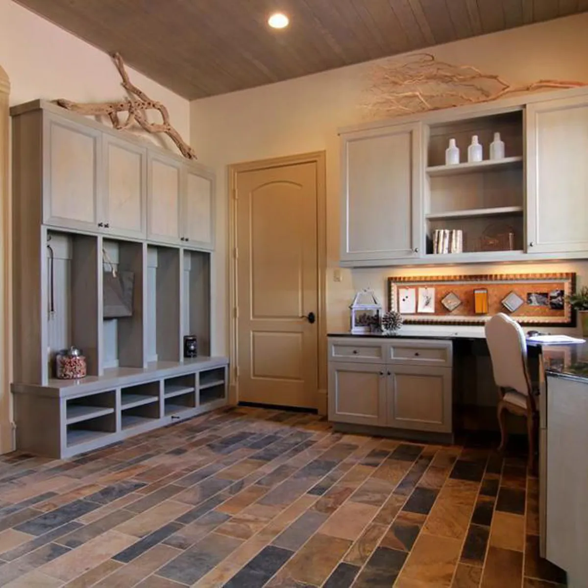 Những vị trí đặt tủ giày dép theo phong thủy hút tài lộc, tăng may mắn Những vị trí đặt tủ giày dép theo phong thủy hút tài lộc, tăng may mắn