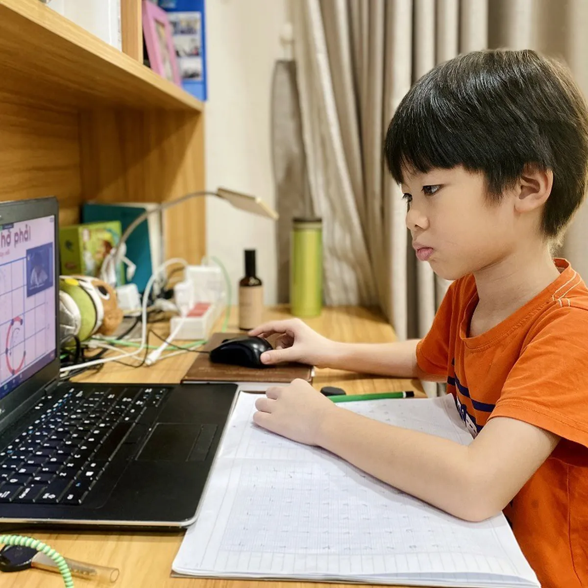 Kinh nghiệm chọn bàn học cho học sinh lớp 1 đúng chuẩn, tốt cho sức khỏe Kinh nghiệm chọn bàn học cho học sinh lớp 1 đúng chuẩn, tốt cho sức khỏe