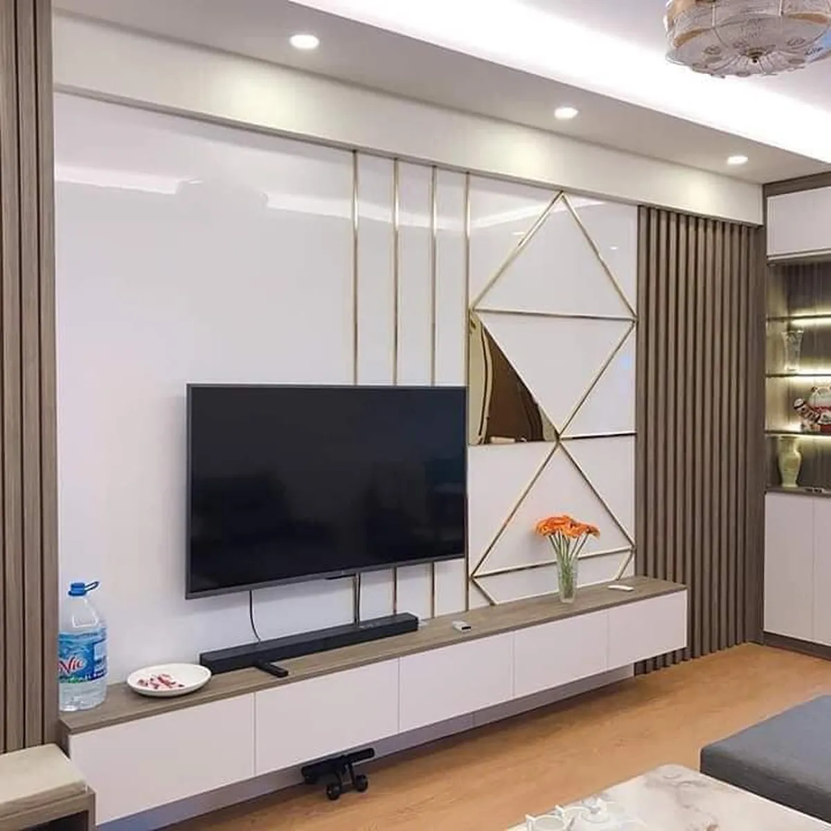 Làm sao để chọn kệ tivi trang trí phòng khách vừa đẹp vừa sang? Bỏ túi ngay “bí kíp” này nhé!  Làm sao để chọn kệ tivi trang trí phòng khách vừa đẹp vừa sang? Bỏ túi ngay “bí kíp” này nhé!