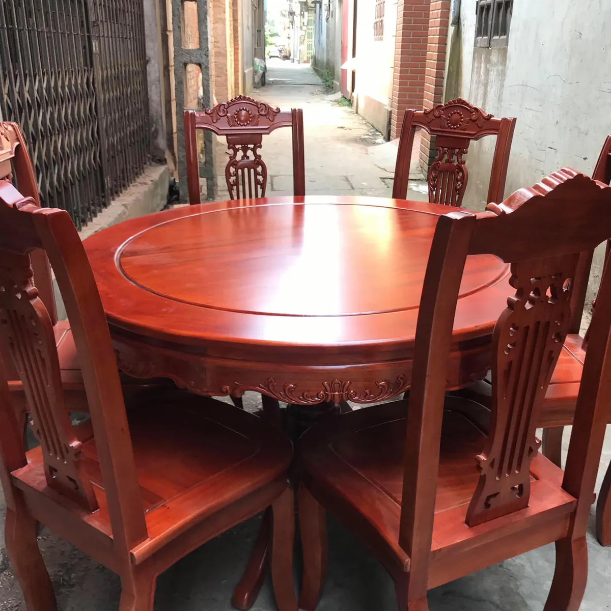 Mê mẩn trước mẫu bàn ăn tròn gỗ xoan đào sang trọng cho không gian bếp đẳng cấp