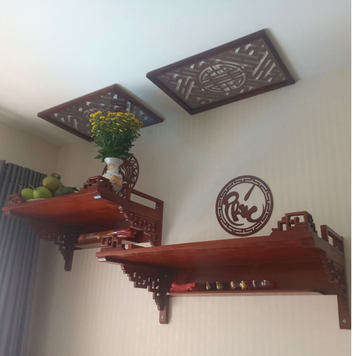 Tổng hợp mẫu bàn thờ 2 tầng treo tường đẹp trang nghiêm cho nhà nhỏ