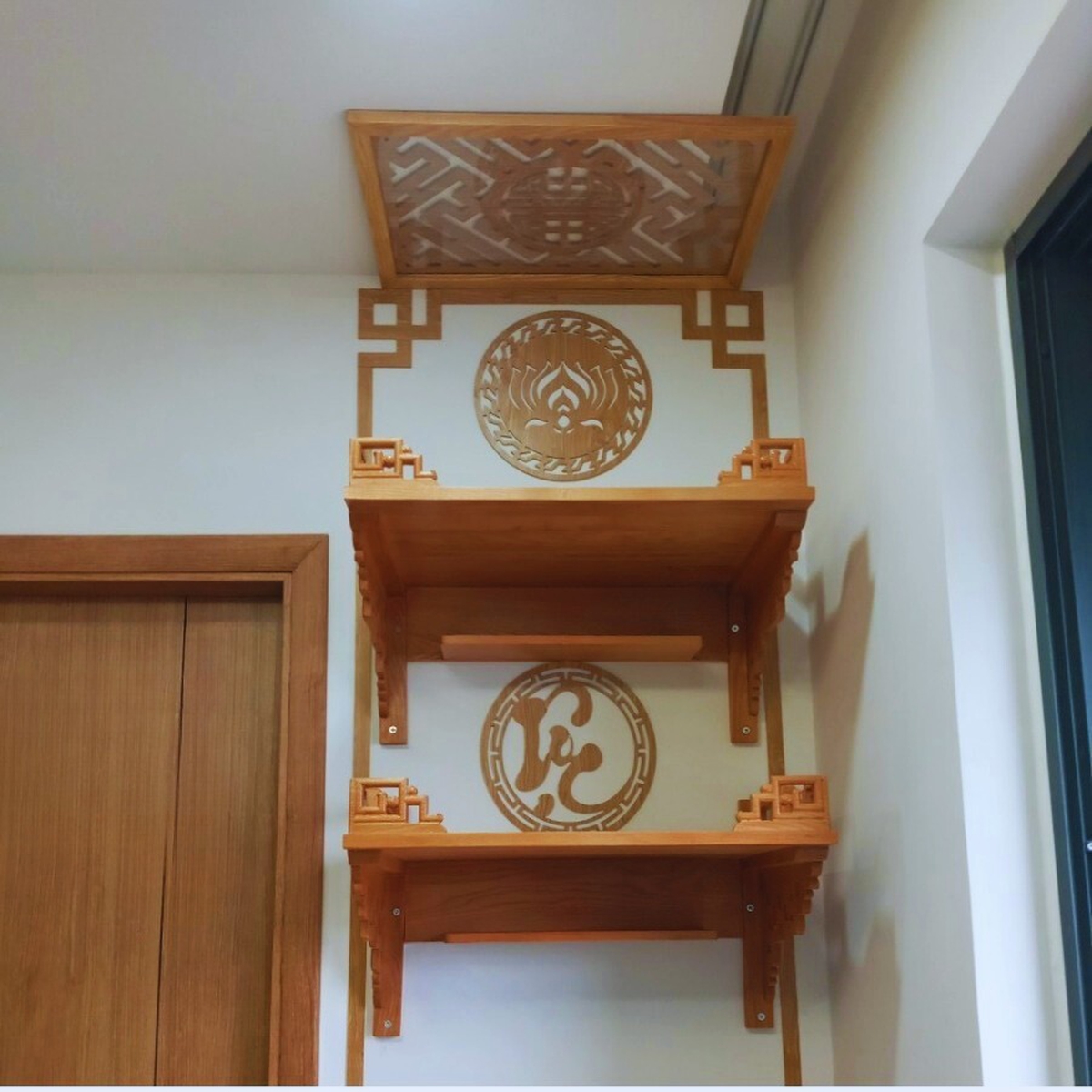 Tổng hợp mẫu bàn thờ 2 tầng treo tường đẹp trang nghiêm cho nhà nhỏ