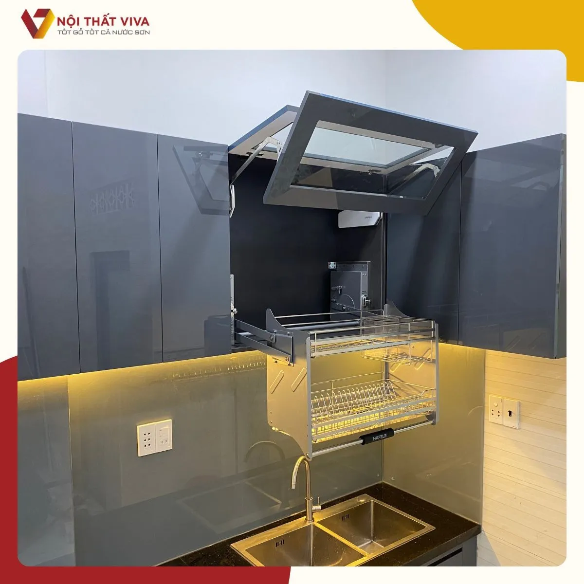 Tủ bếp gỗ công nghiệp cánh kính có bền không? Giải đáp chi tiết từ chuyên gia Viva Tủ bếp gỗ công nghiệp cánh kính có bền không? Giải đáp chi tiết từ chuyên gia Viva