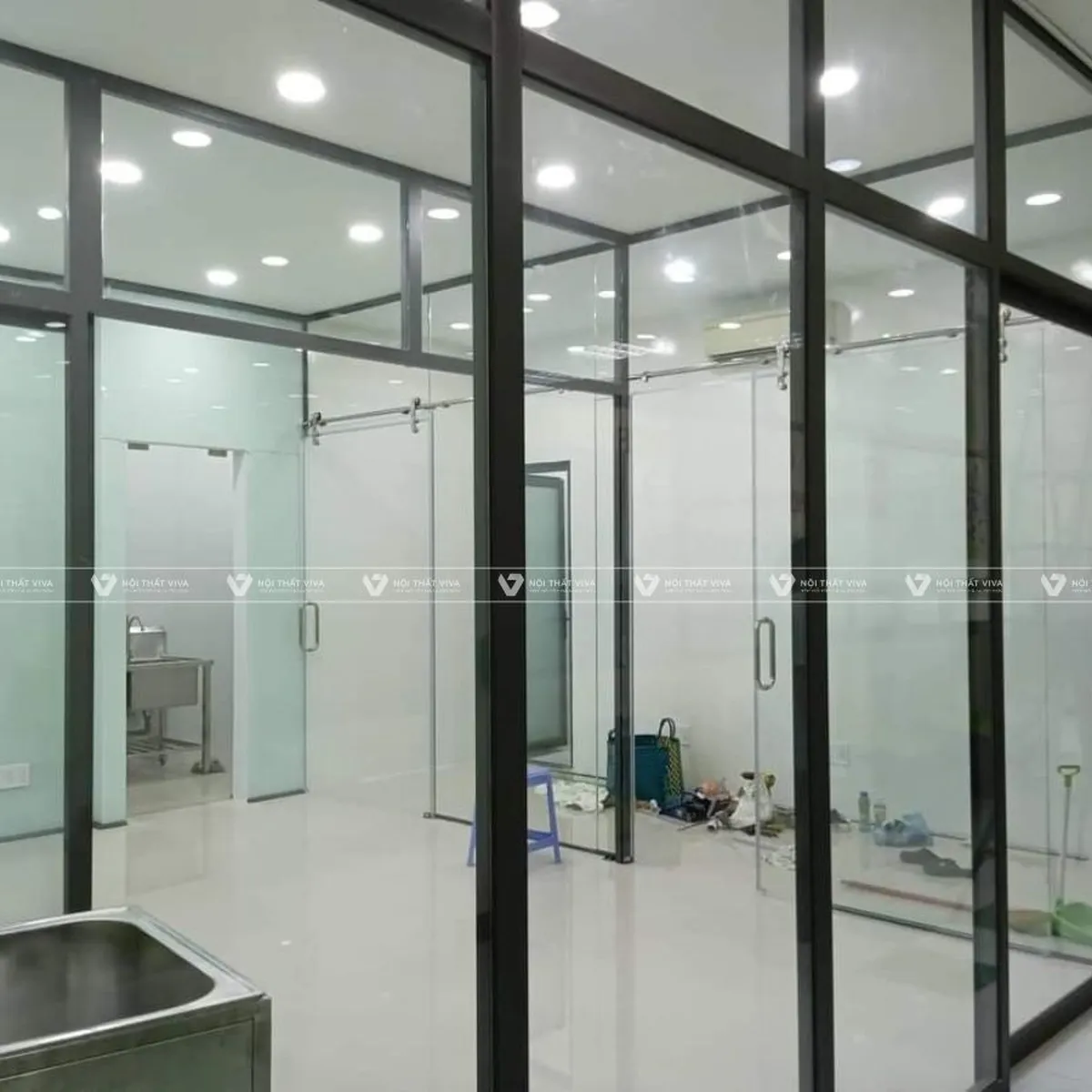 Vách kính ngăn phòng khách là gì? Ưu nhược điểm và cách lựa chọn phù hợp Vách kính ngăn phòng khách là gì? Ưu nhược điểm và cách lựa chọn phù hợp