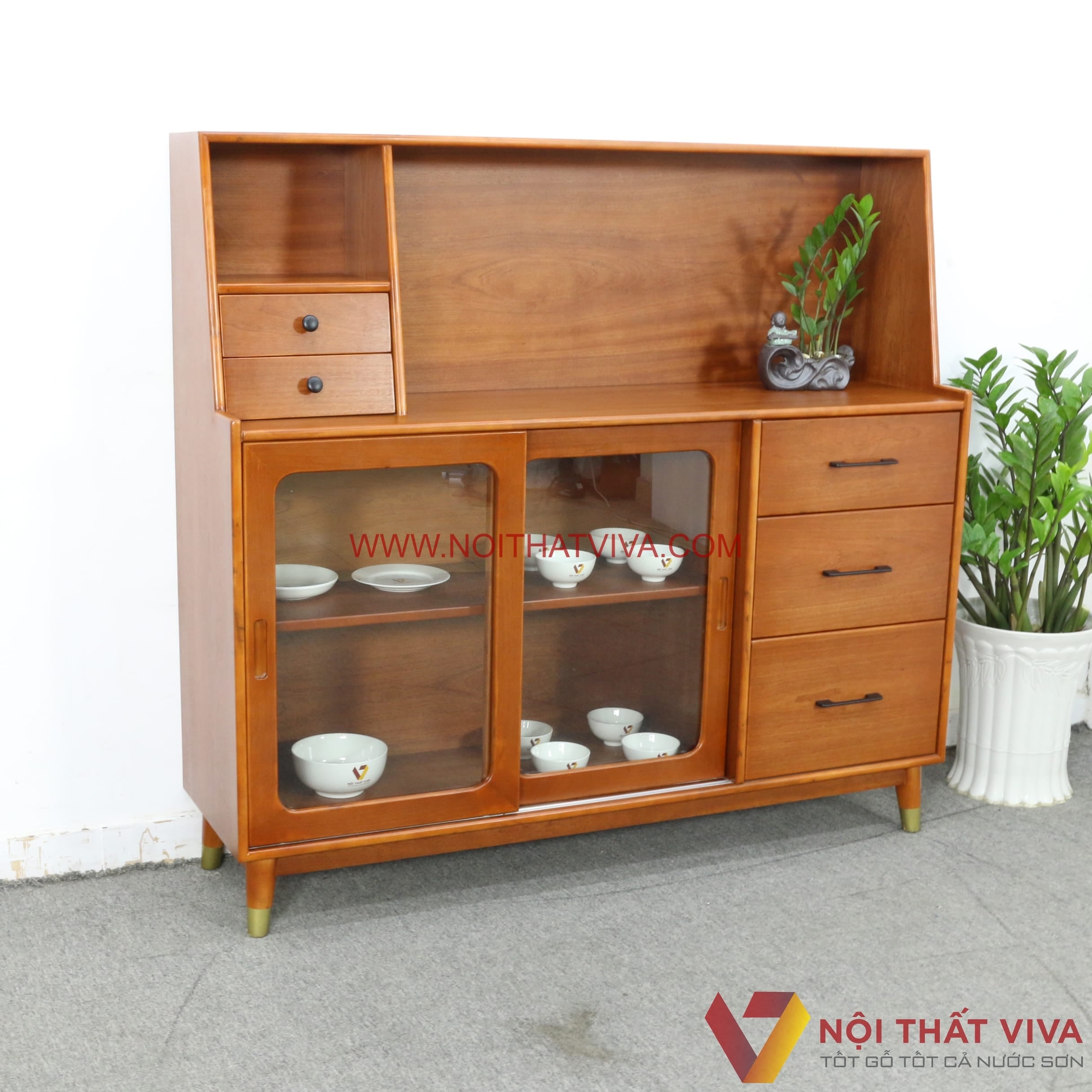 Tủ ch&eacute;n gỗ tự nhi&ecirc;n trưng b&agrave;y ph&ograve;ng bếp