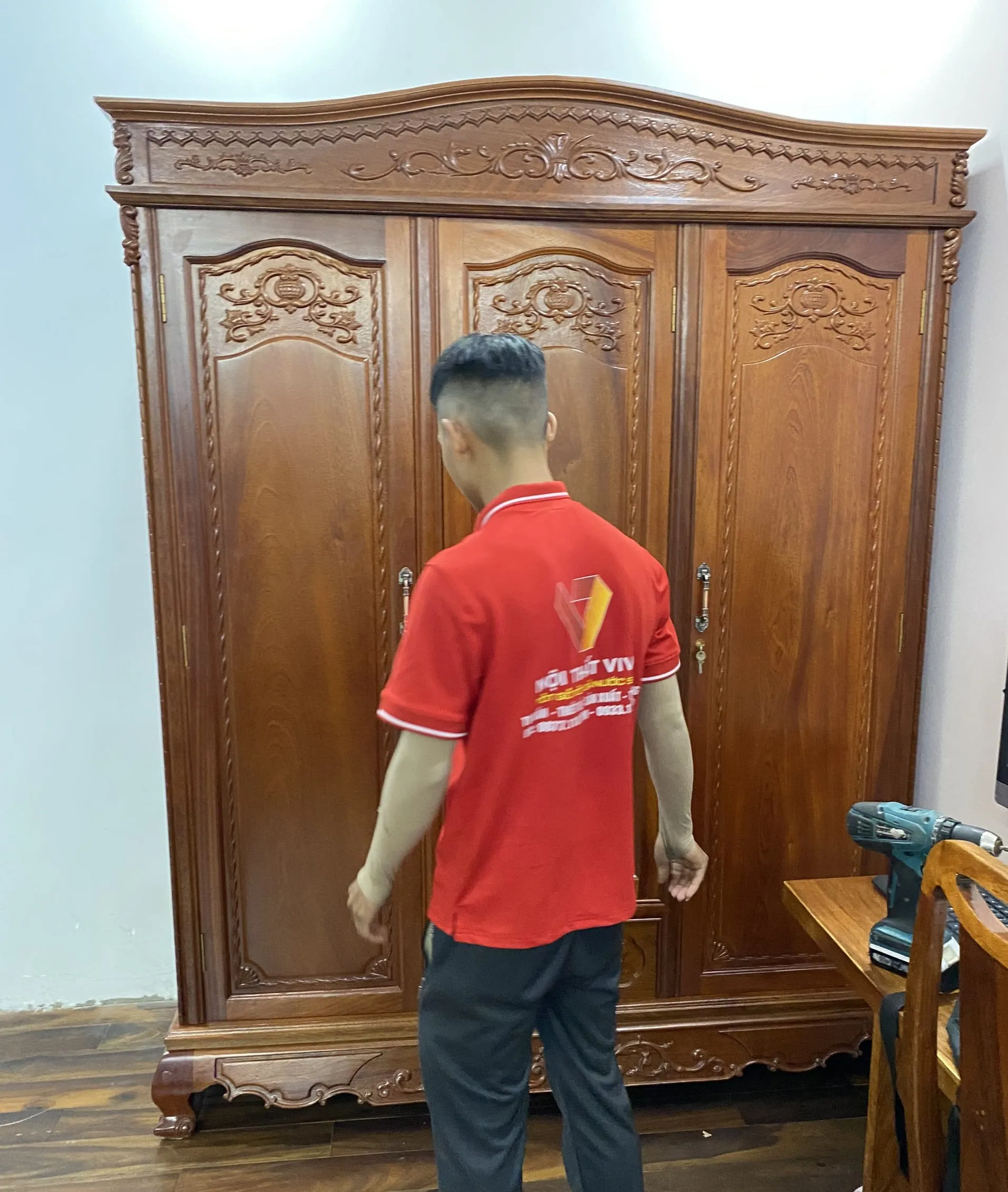 So sánh tủ quần áo tân cổ điển giá rẻ gỗ tự nhiên và gỗ MDF