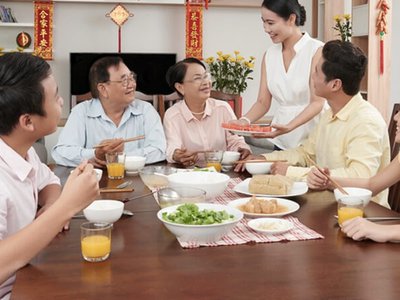 Gia đình bạn có 5 thành viên thì nên chọn bộ ghế bàn ăn cơm nào?