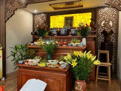 Cách trang trí bàn thờ ngày Tết sao cho đẹp? Gợi ý chọn hoa và cách cắm