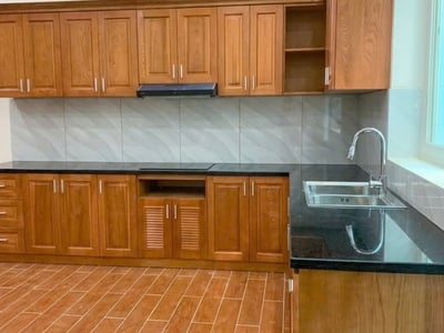Khám phá mẫu tủ bếp chữ L gỗ tự nhiên đẹp, sang trọng, dễ ứng dụng