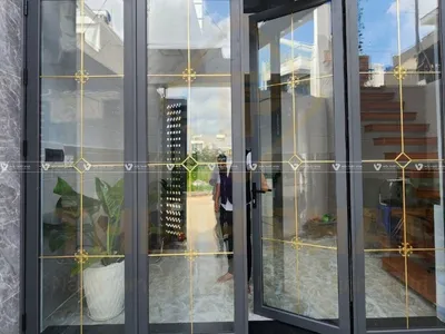 Ưu điểm kính hộp có nan trang trí và cách chọn loại phù hợp cho từng công trình