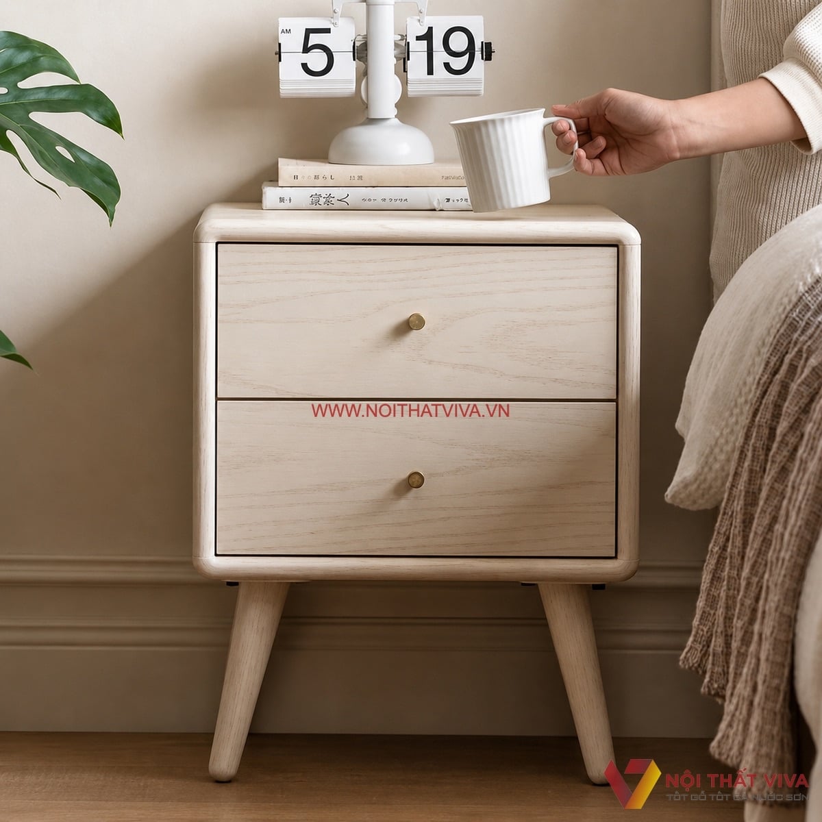 Tab đầu giường gỗ tự nhi&ecirc;n trong combo nội thất ph&ograve;ng cưới