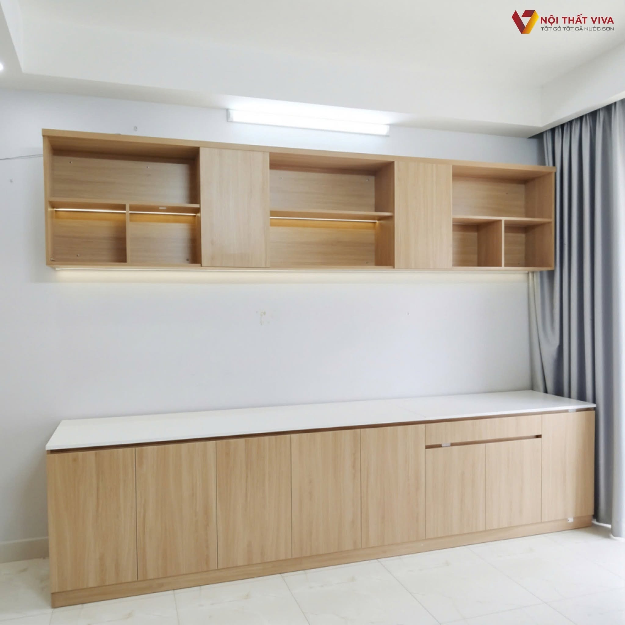 Tủ bếp chữ L ph&ograve;ng bếp căn hộ nhỏ gam m&agrave;u s&aacute;ng