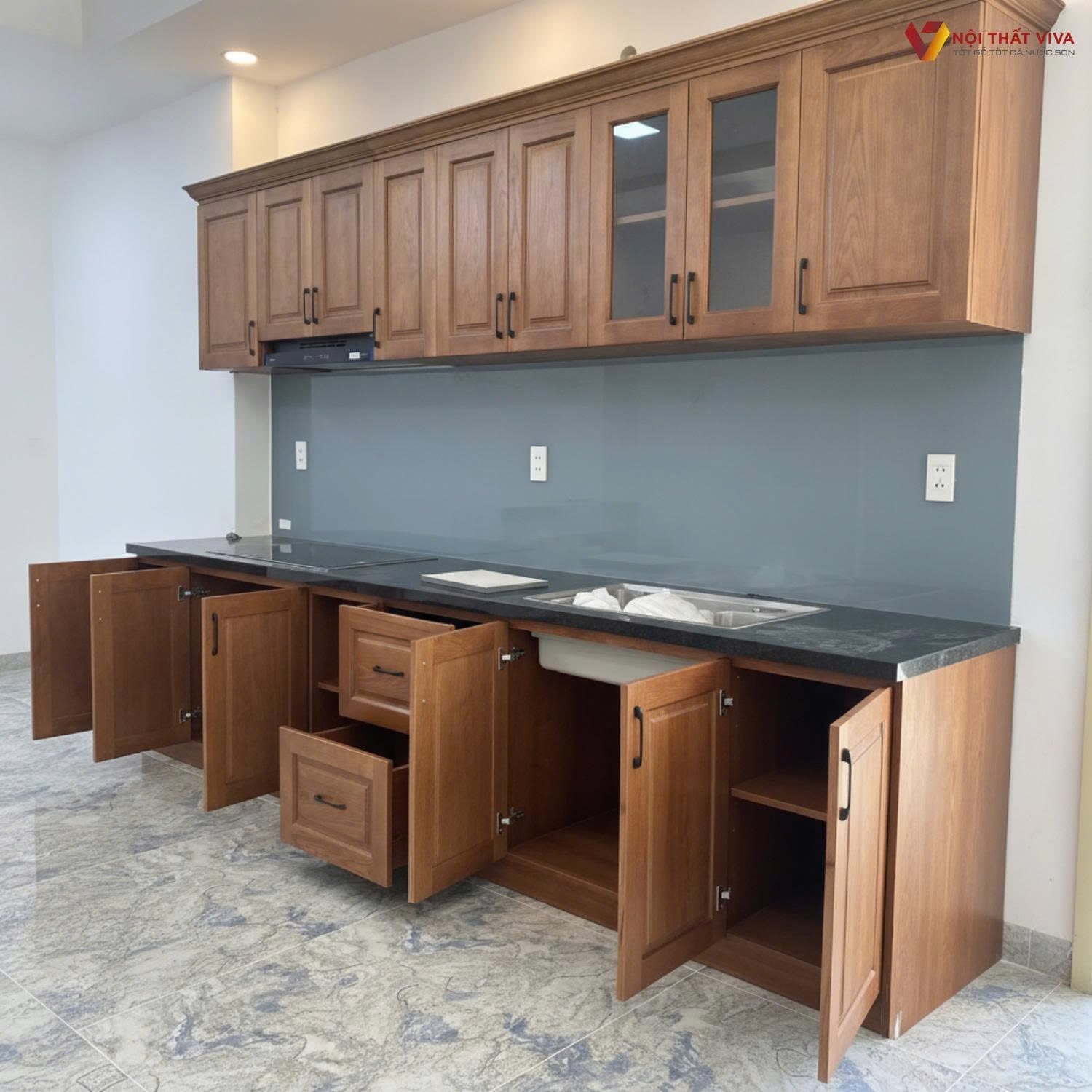 Tủ bếp gỗ sồi tự nhi&ecirc;n tr&ecirc;n dưới