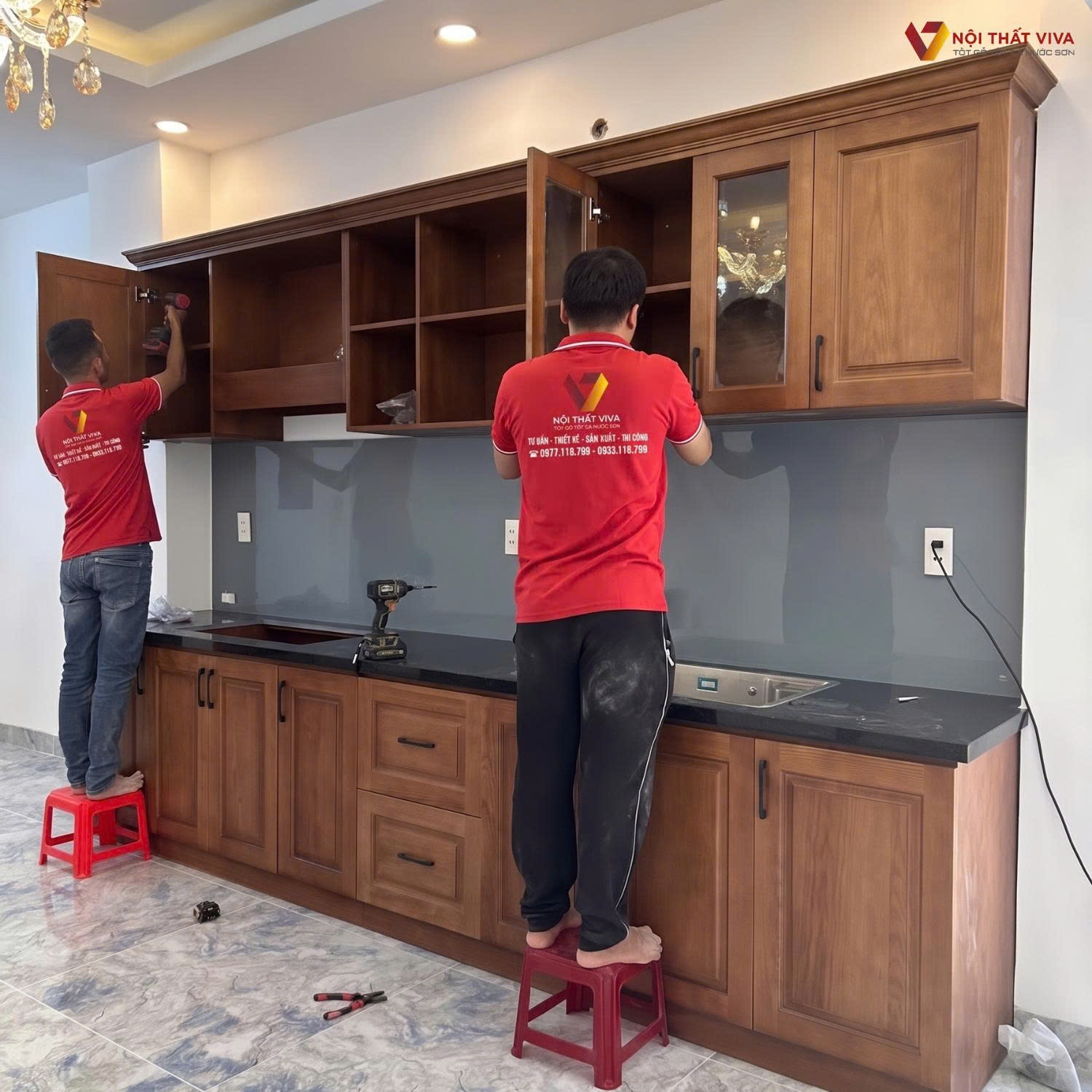 Thợ thi c&ocirc;ng lắp đặt tủ bếp gỗ tự nhi&ecirc;n