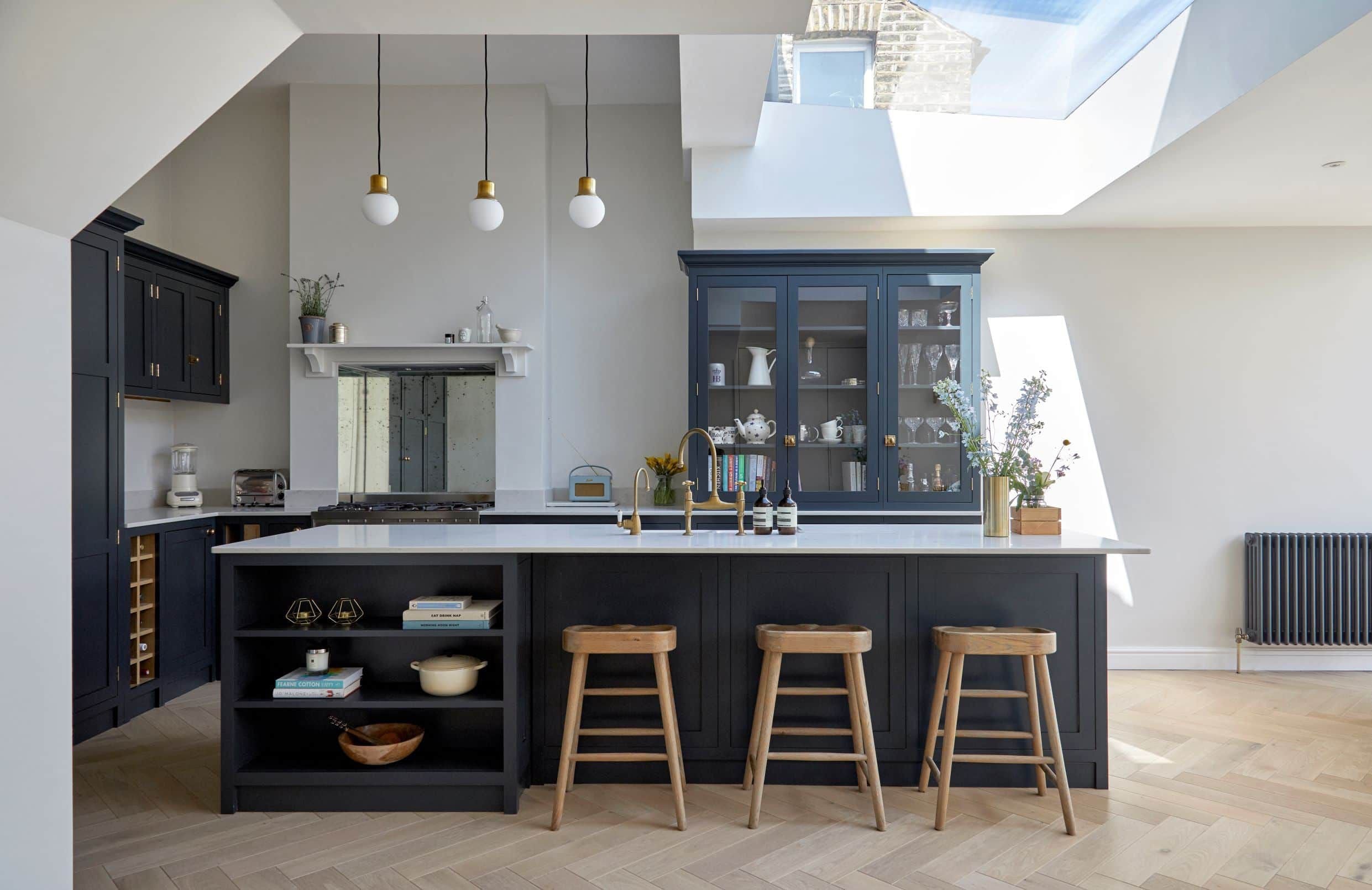 Tủ bếp chữ L MDF kết hợp đảo bếp đ&aacute; hiện đại