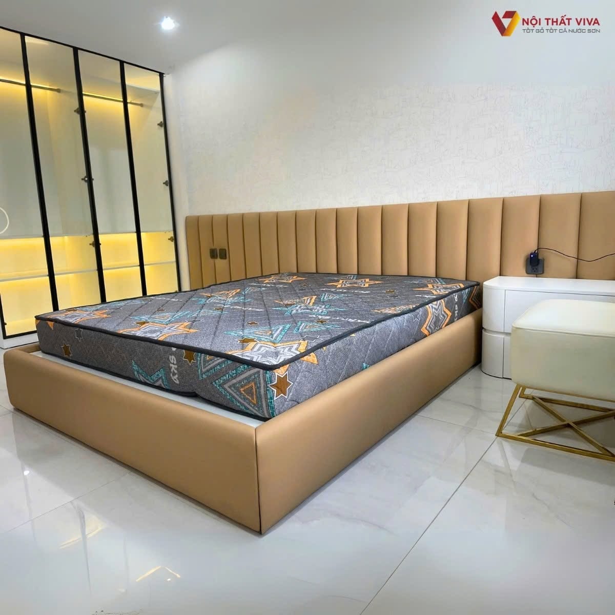  Mẫu giường ngủ bọc da hiện đại m&agrave;u be trung t&iacute;nh với phần đầu giường chia &ocirc; đẹp
