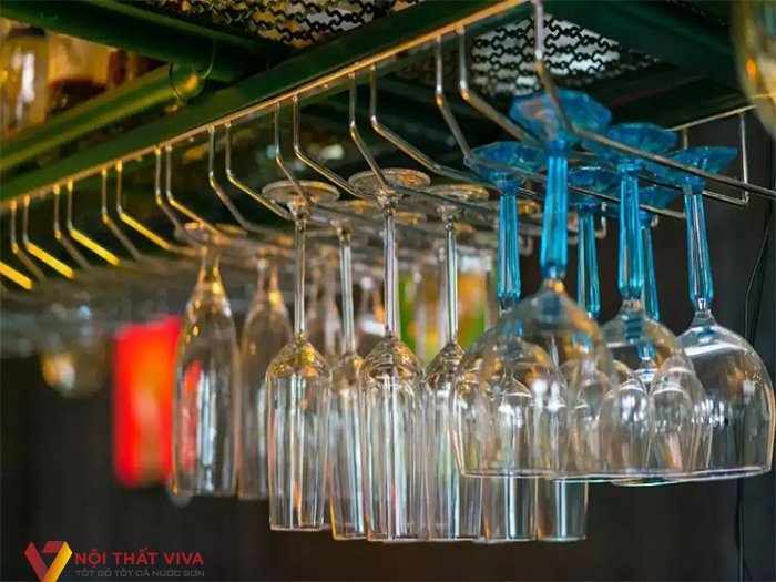 Kệ ly rượu quầy bar dễ sử dụng, treo được nhiều kiểu dáng ly khác nhau.