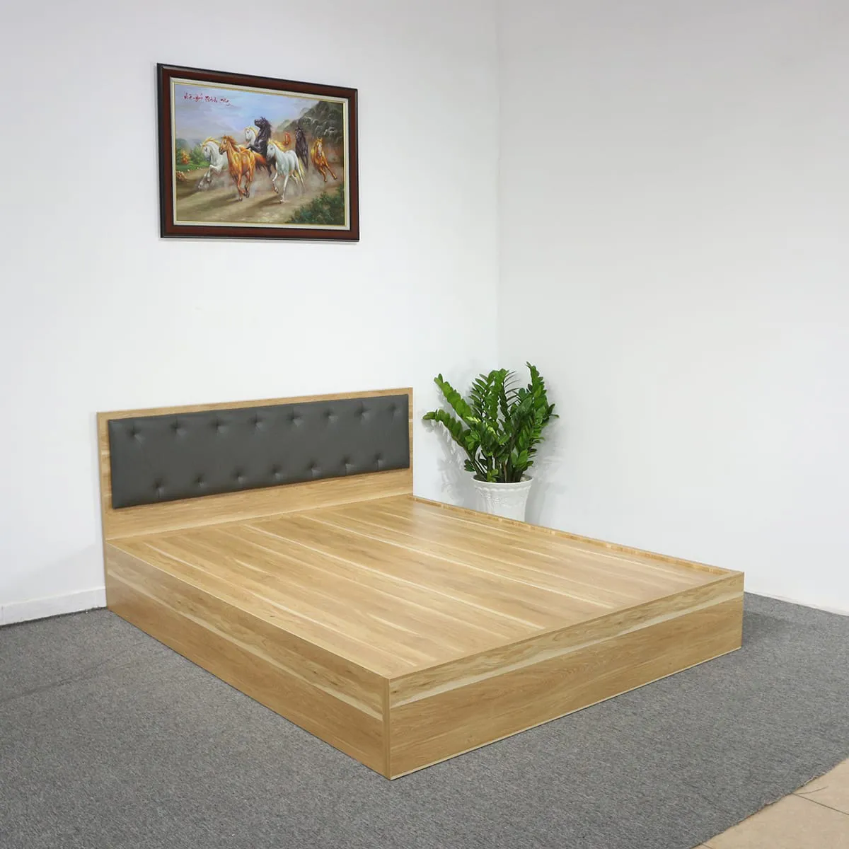 Giường Hộp Gỗ MDF Melamine Vân Gỗ Vàng Sọc Có Đầu Nệm Đen Đẹp