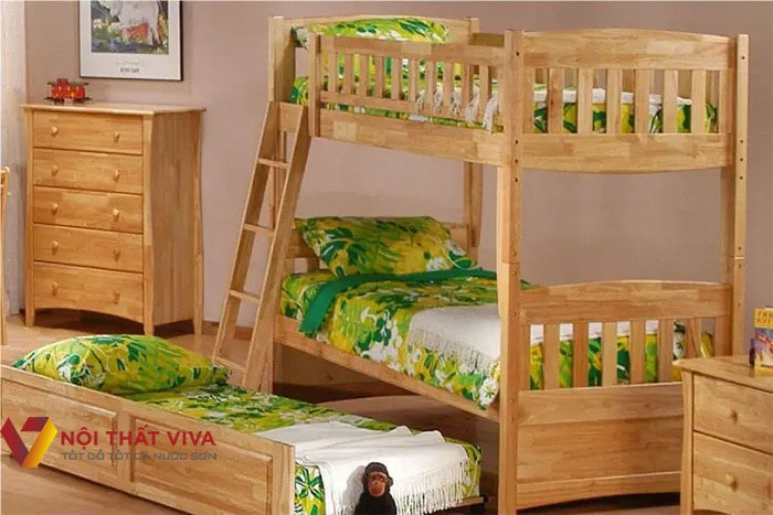 Giường tầng gỗ trẻ em có thanh chắn bảo vệ và ngăn phụ thành ba giường tiện dụng.