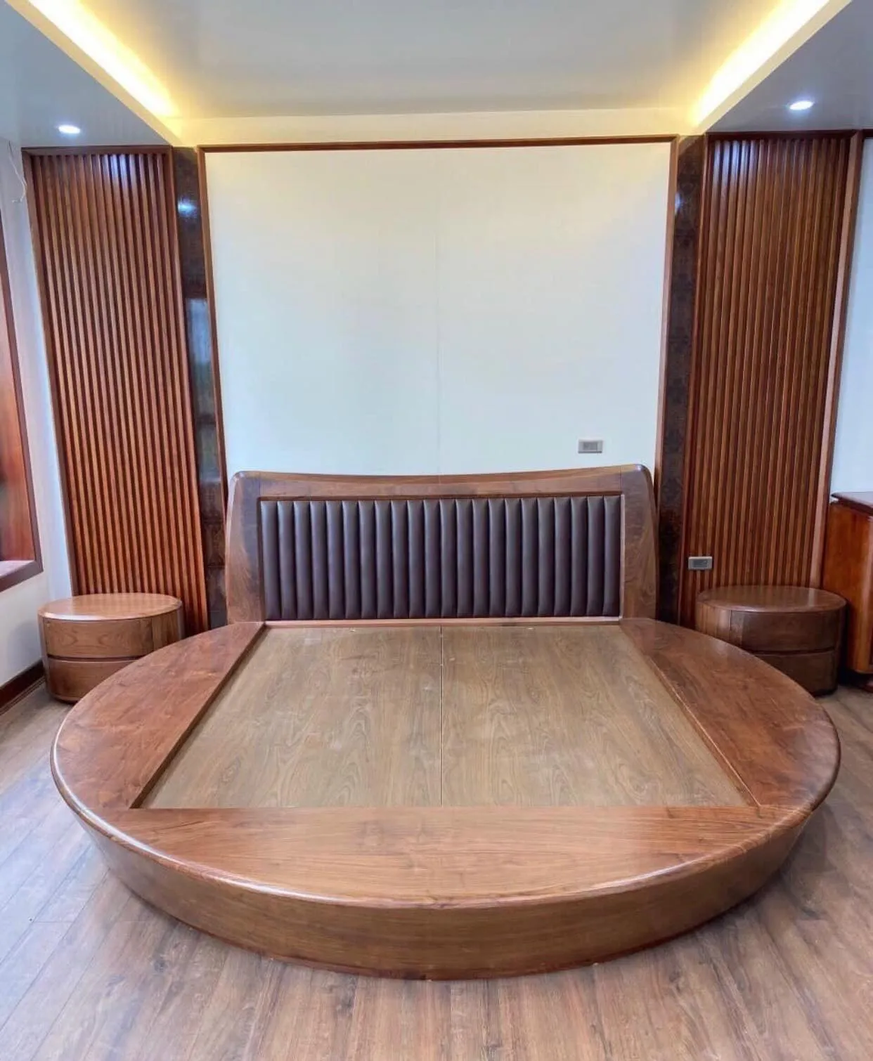 Giường Tr&ograve;n