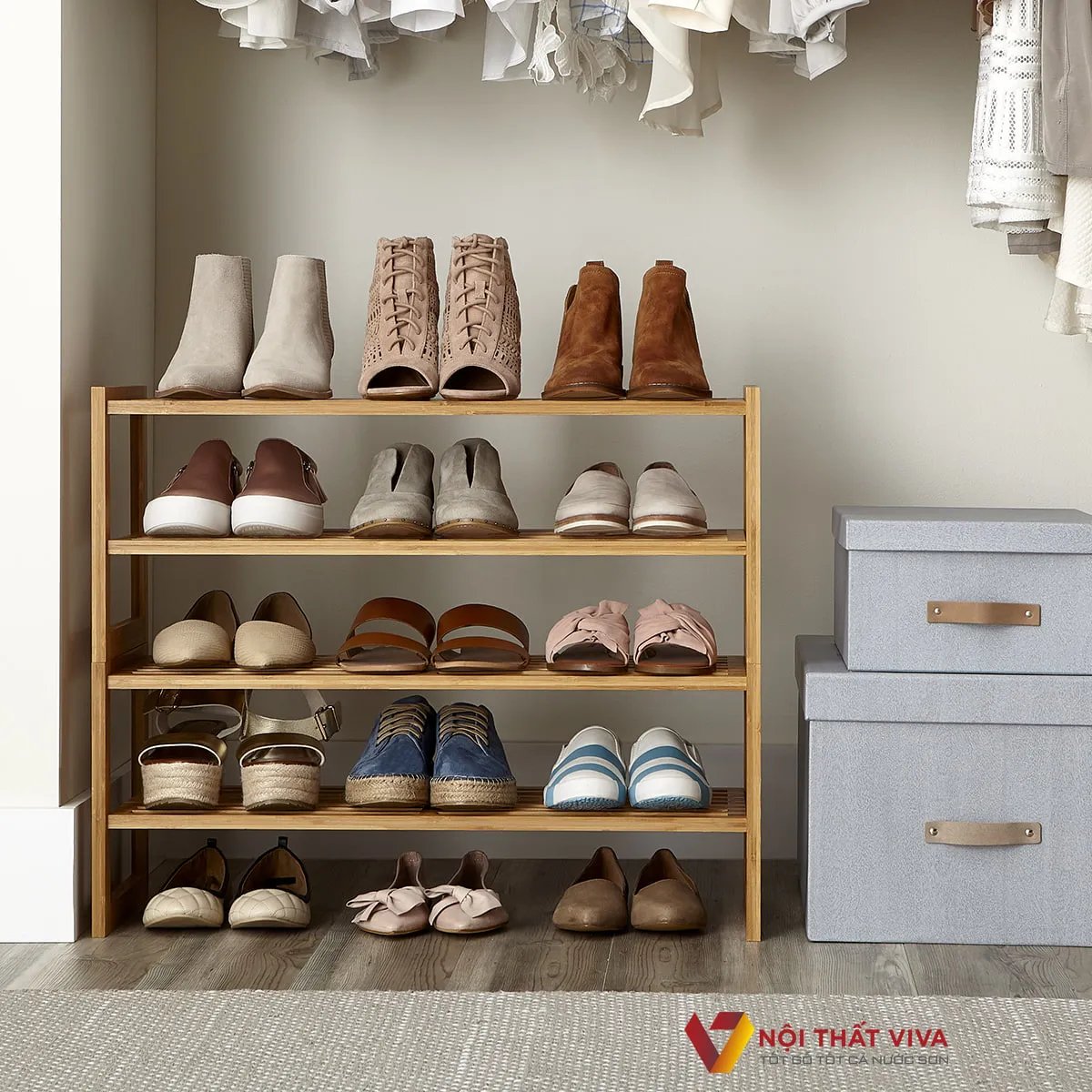 Kệ để giày dép gỗ tự nhiên thiết kế đơn giản, dễ sử dụng.