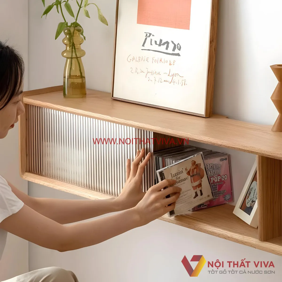 Kệ Để Tivi Treo Tường Gỗ Sồi Cánh Kính Sọc Đẹp Giá Rẻ