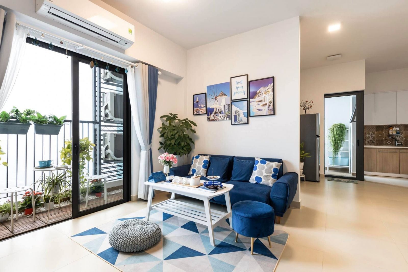 Ph&ograve;ng kh&aacute;ch nhỏ c&oacute; thể ưu ti&ecirc;n sofa k&iacute;ch thước vừa phải