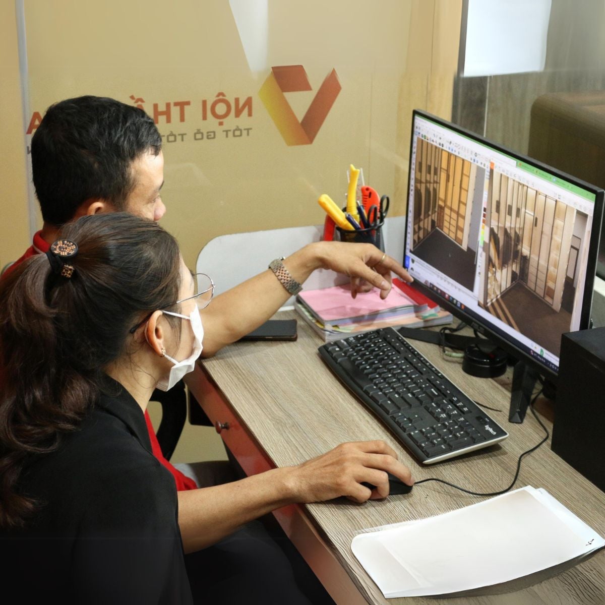 Nh&acirc;n vi&ecirc;n Nội thất Viva đang giải th&iacute;ch chi tiết từng hạng mục, chất liệu,... cho kh&aacute;ch h&agrave;ng trước khi k&iacute; Hợp đồng.
