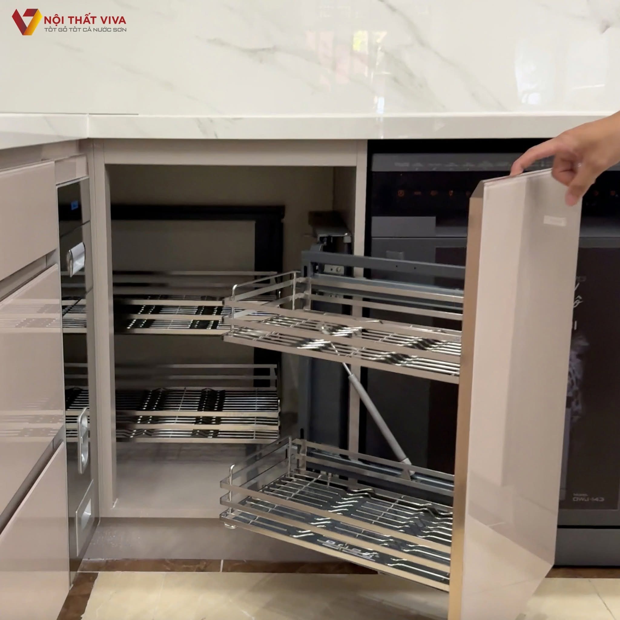 Hệ thống tủ bếp t&iacute;ch hợp c&ugrave;ng c&aacute;c thiết bị nh&agrave; bếp cao cấp