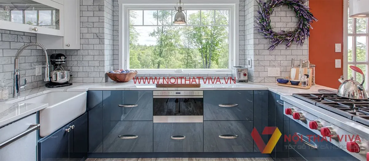 Tủ bếp gỗ công nghiệp phủ Acrylic chữ U hiện đại.