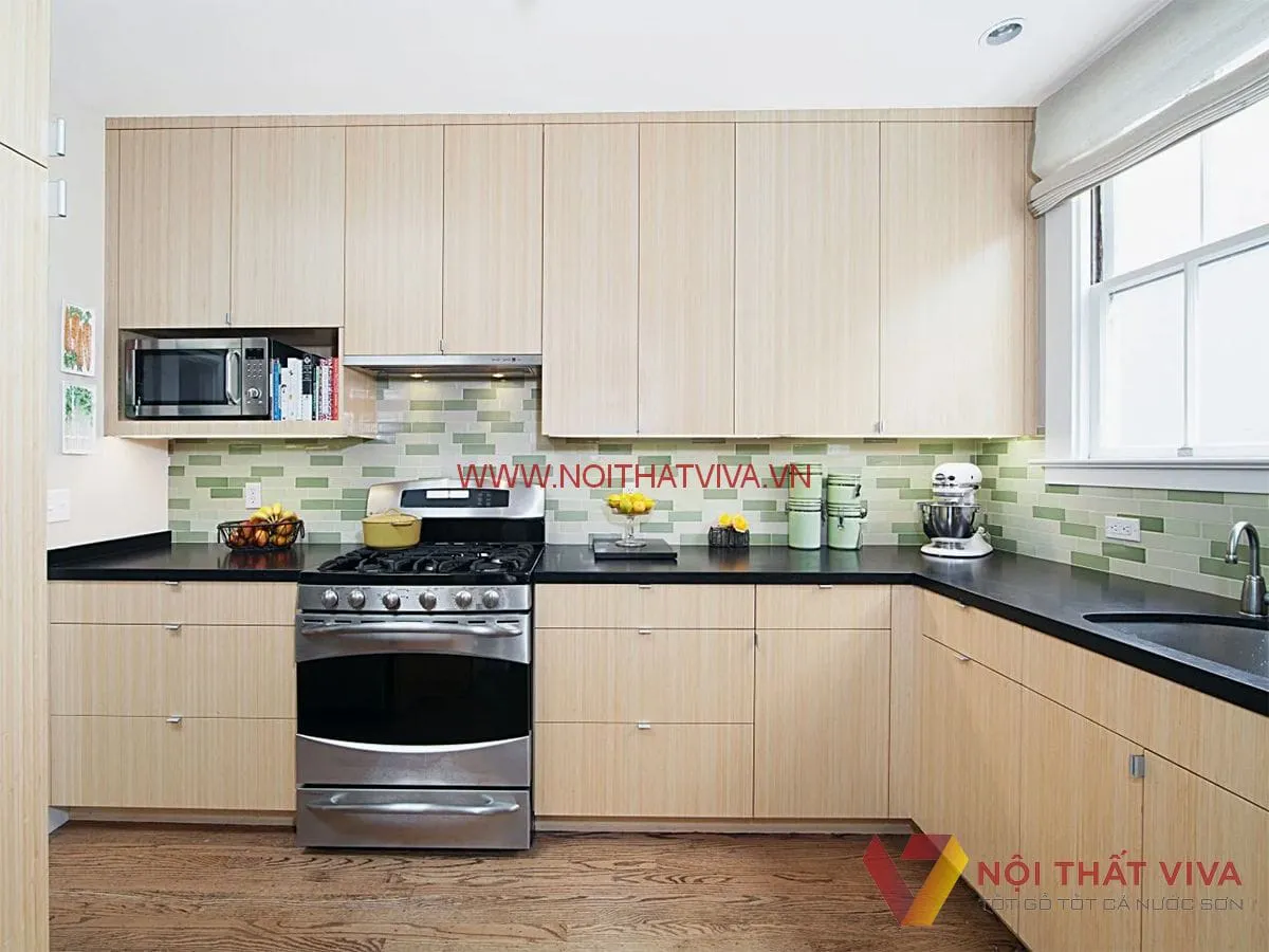 Mẫu tủ bếp Laminate chữ L màu sáng ấm áp, mở rộng không gian.