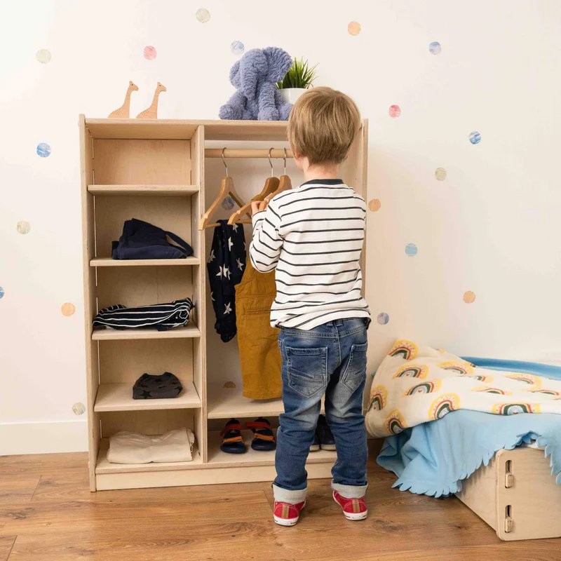 Tủ quần áo cho bé trai từ 3-6 tuổi có ngăn treo và hộc tủ phù hợp với nhu cầu sử dụng của bé.