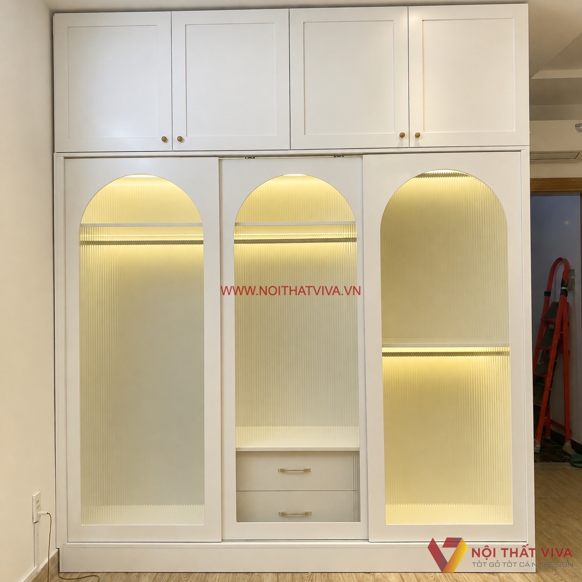 Tủ quần &aacute;o gỗ c&ocirc;ng nghiệp 4 c&aacute;nh m&agrave;u trắng cửa v&ograve;m k&iacute;nh c&oacute; đ&egrave;n LED