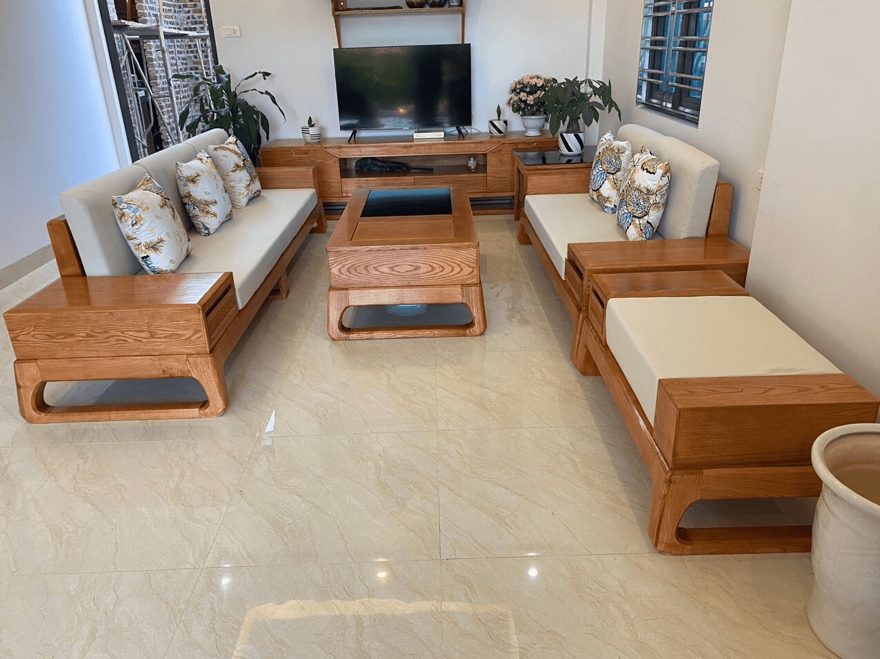 Top 4 sofa khung gỗ đẹp cho ph&ograve;ng kh&aacute;ch Tết & c&aacute;ch trang tr&iacute; sang trọng