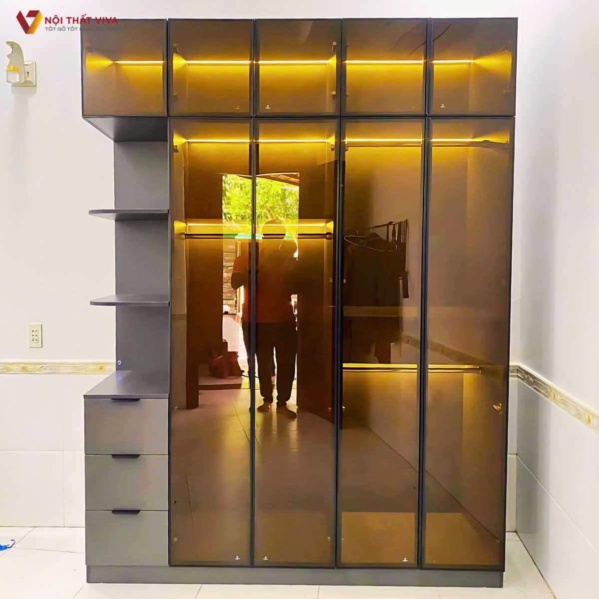 Tủ áo kịch trần cửa kính có gì đặc biệt? Ưu, nhược điểm cần biết