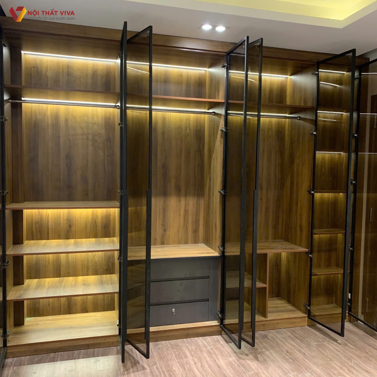 Tủ áo kịch trần cửa kính có gì đặc biệt? Ưu, nhược điểm cần biết