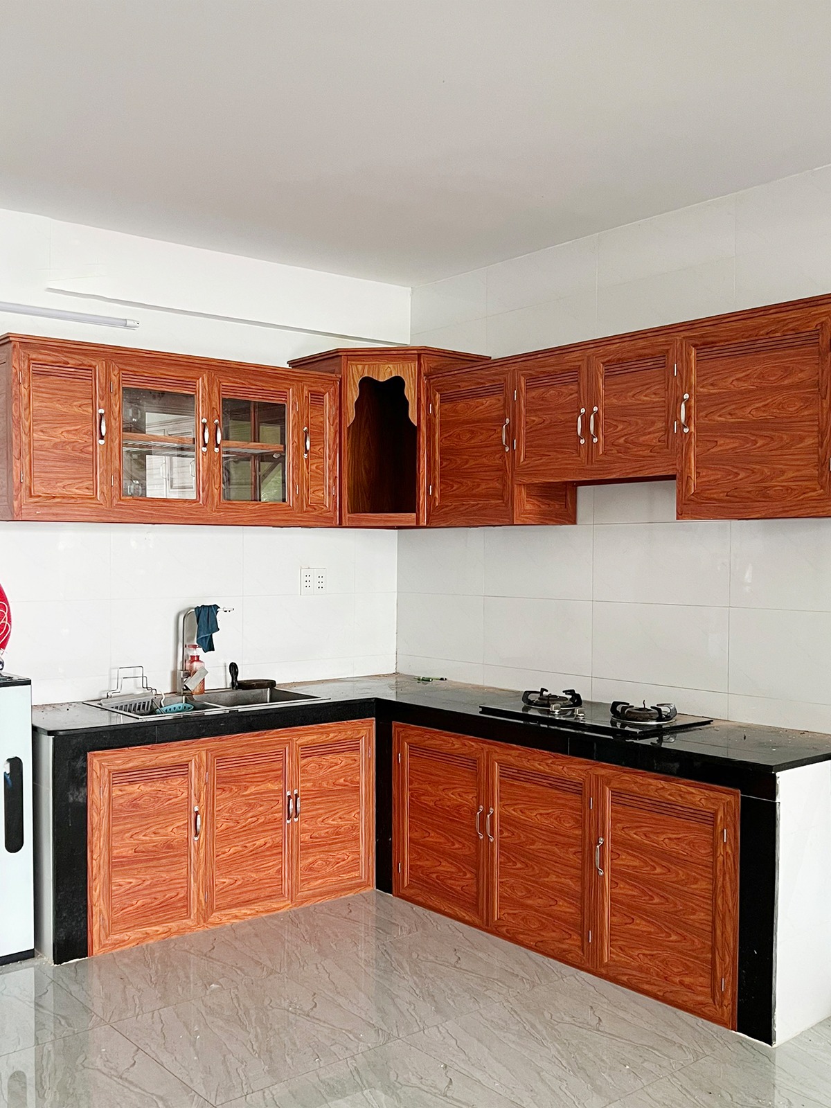 Tủ bếp nhôm vân gỗ đẹp, báo giá mới nhất, mẫu bền đẹp cho mọi không gian Tủ bếp nhôm vân gỗ đẹp, báo giá mới nhất, mẫu bền đẹp cho mọi không gian