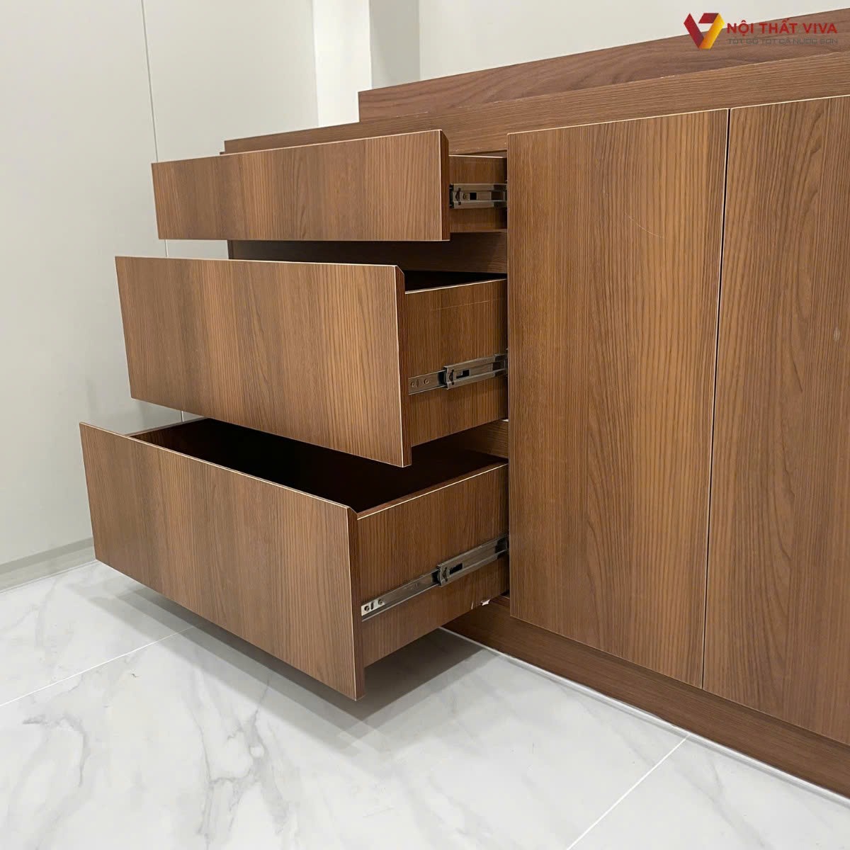 Tủ bếp nhôm vân gỗ đẹp, báo giá mới nhất, mẫu bền đẹp cho mọi không gian Tủ bếp nhôm vân gỗ đẹp, báo giá mới nhất, mẫu bền đẹp cho mọi không gian