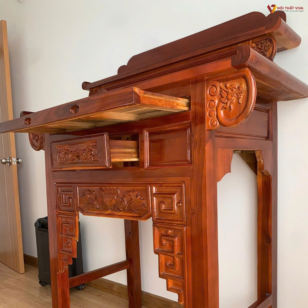 Tủ thờ gia ti&ecirc;n đẹp chuẩn phong thủy, mẫu gỗ tự nhi&ecirc;n bền sang trọng