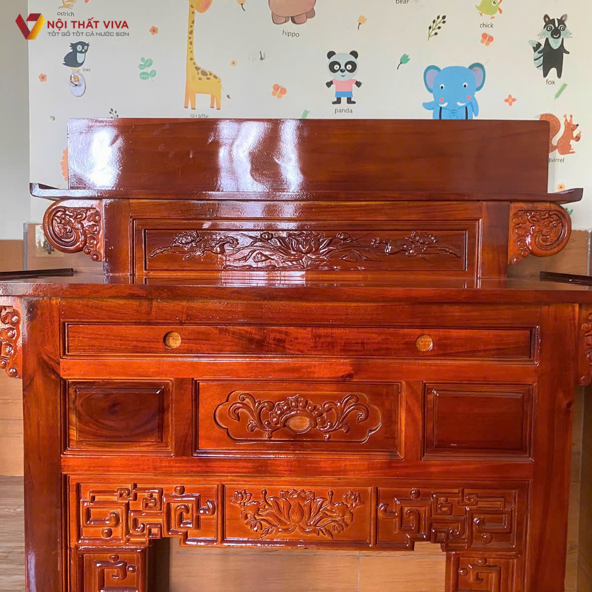 Tủ thờ gia ti&ecirc;n đẹp chuẩn phong thủy, mẫu gỗ tự nhi&ecirc;n bền sang trọng