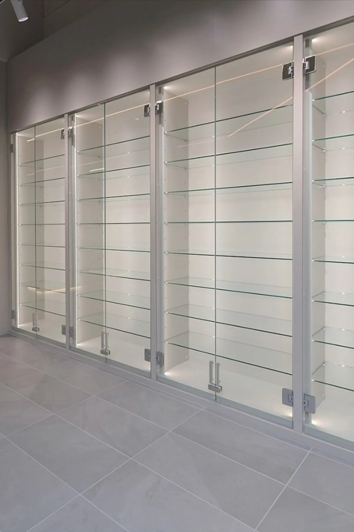 Tư vấn kích thước mẫu tủ kính trưng bày phong thủy cho shop bán hàng 