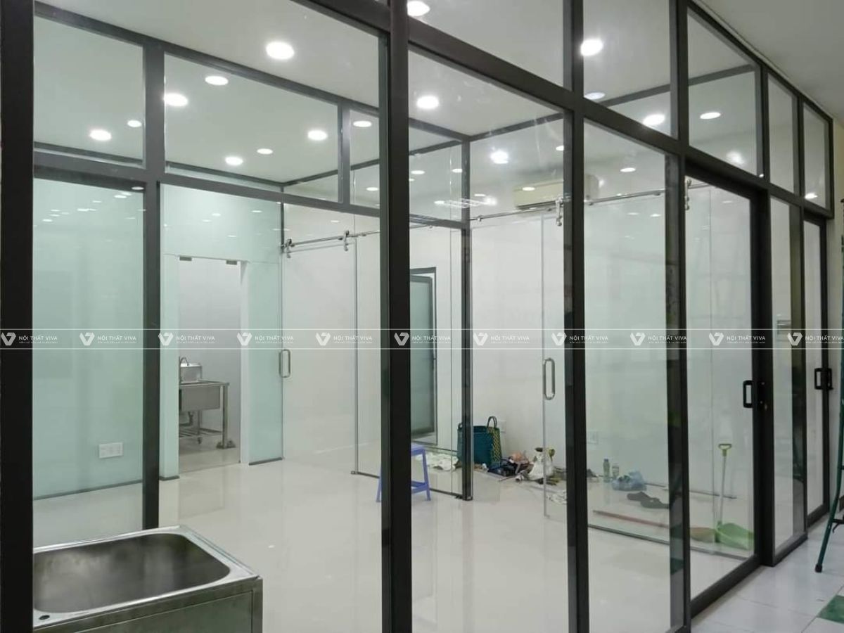 Vách kính ngăn phòng khách là gì? Ưu nhược điểm và cách lựa chọn phù hợp Vách kính ngăn phòng khách là gì? Ưu nhược điểm và cách lựa chọn phù hợp